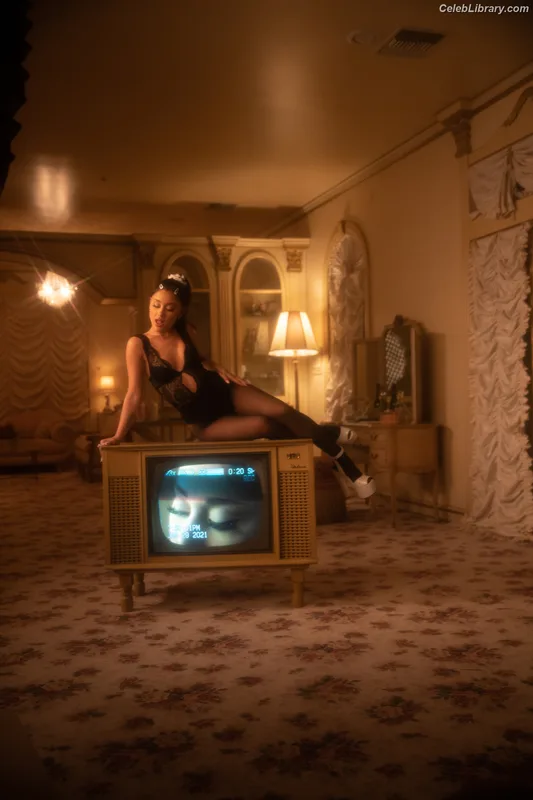 Ariana Grande photo 2 of 3118