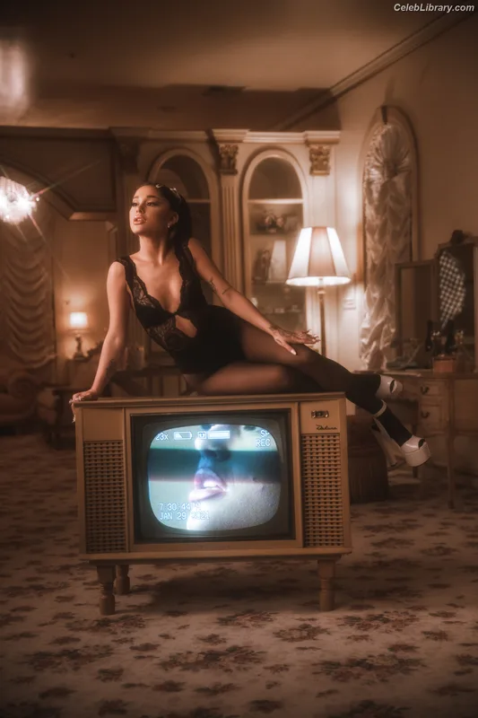 Ariana Grande photo 3 of 3118