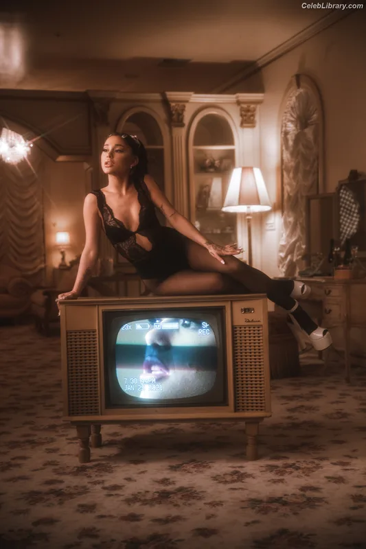 Ariana Grande photo 4 of 3118