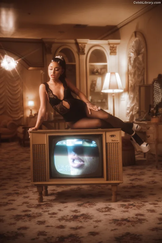 Ariana Grande photo 5 of 3118