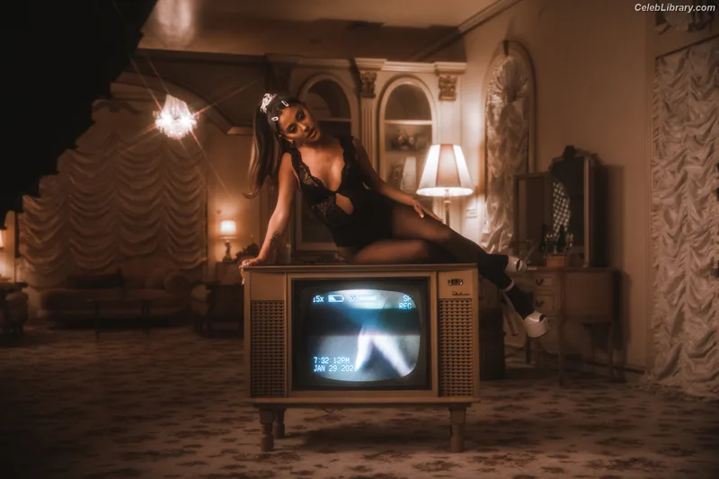 Ariana Grande photo 9 of 3118