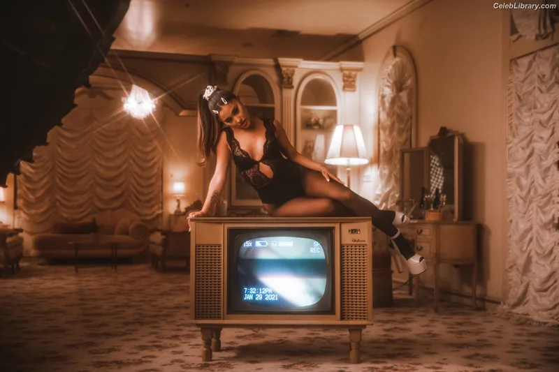 Ariana Grande photo 10 of 3118