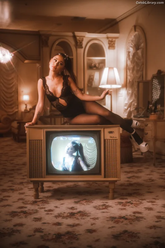Ariana Grande photo 12 of 3118
