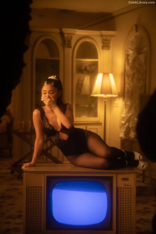 Ariana Grande photo 16 of 3118