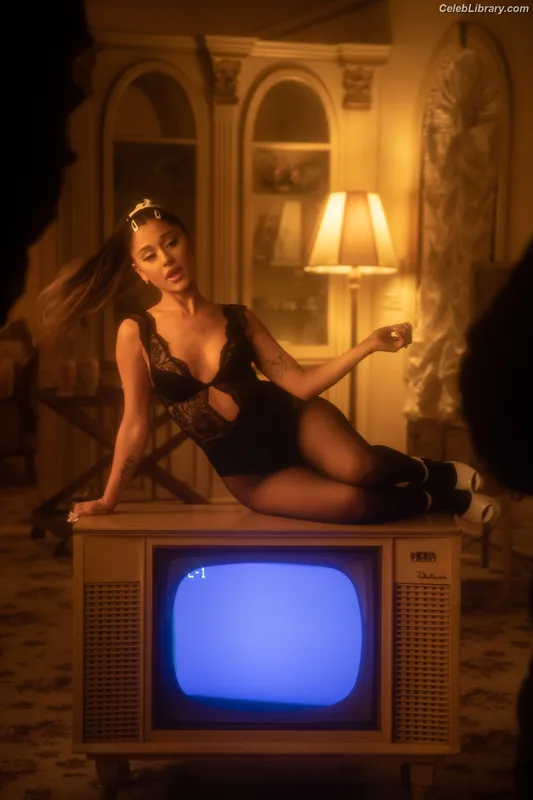 Ariana Grande photo 18 of 3118