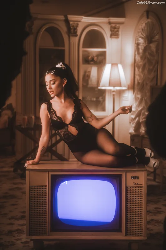 Ariana Grande photo 20 of 3118