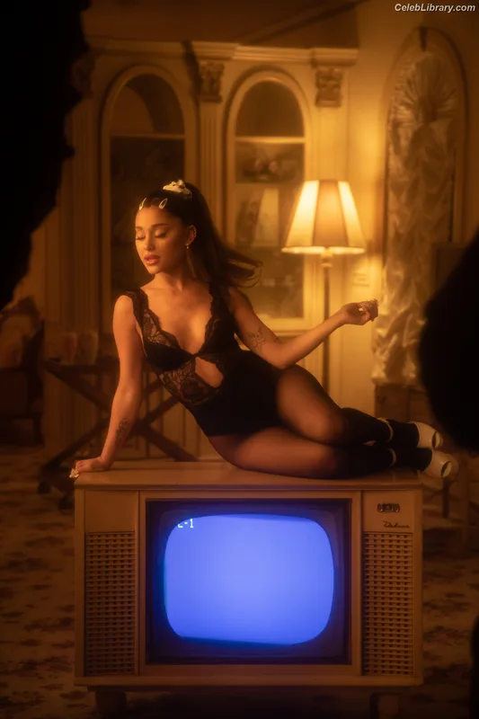 Ariana Grande photo 21 of 3118
