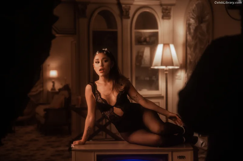 Ariana Grande photo 24 of 3118