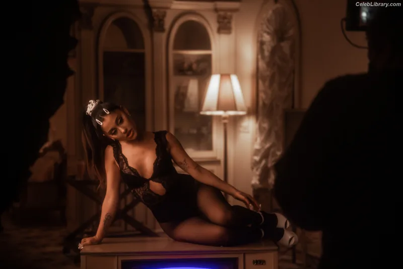Ariana Grande photo 1 of 3118
