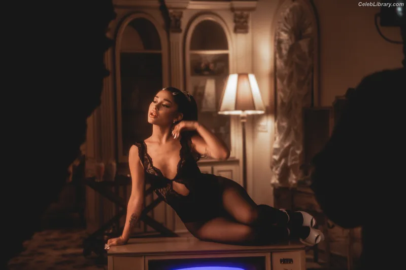 Ariana Grande photo 2 of 3118