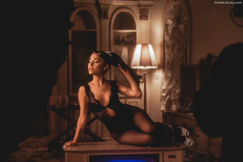 Ariana Grande photo 3 of 3118