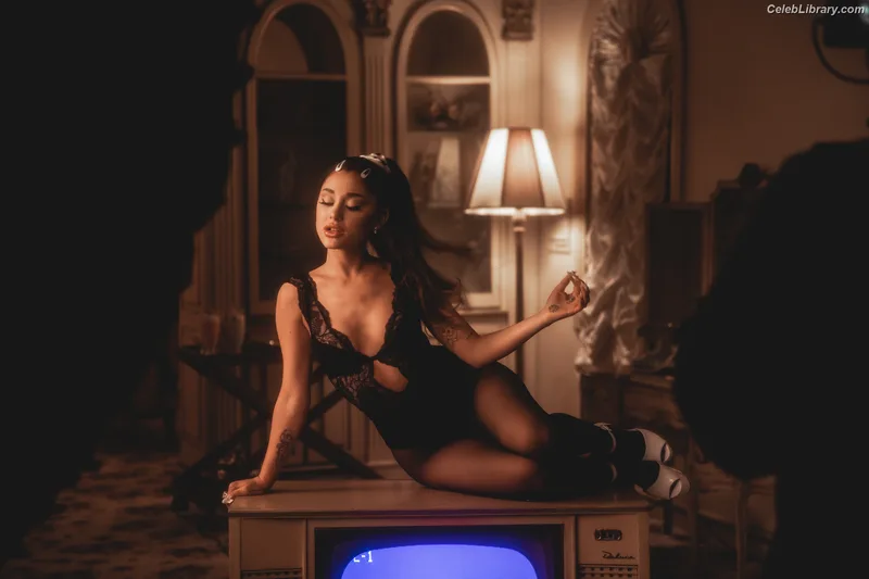 Ariana Grande photo 5 of 3118