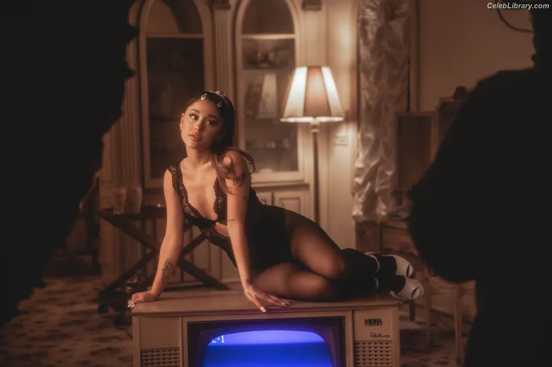 Ariana Grande photo 6 of 3118