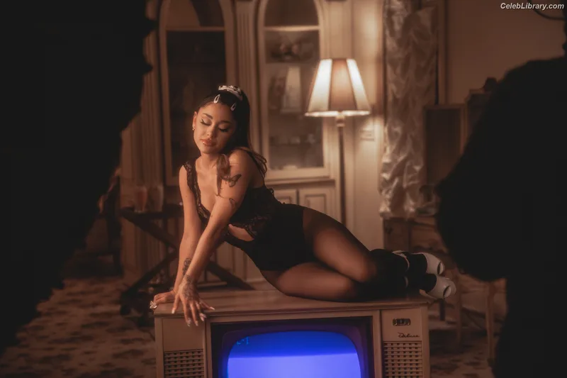 Ariana Grande photo 7 of 3118