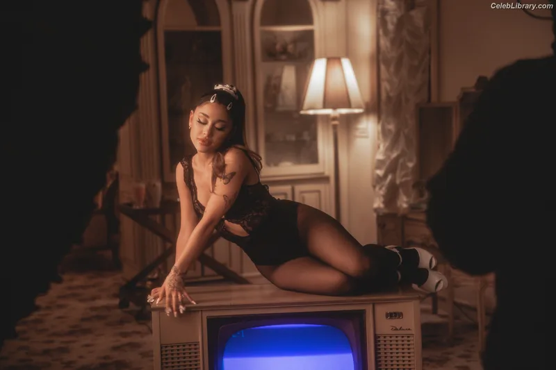 Ariana Grande photo 8 of 3118