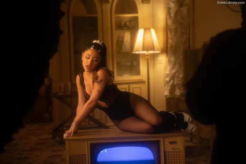 Ariana Grande photo 9 of 3118