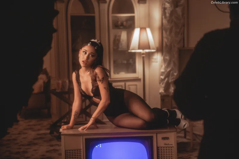 Ariana Grande photo 10 of 3118
