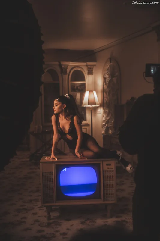 Ariana Grande photo 11 of 3118