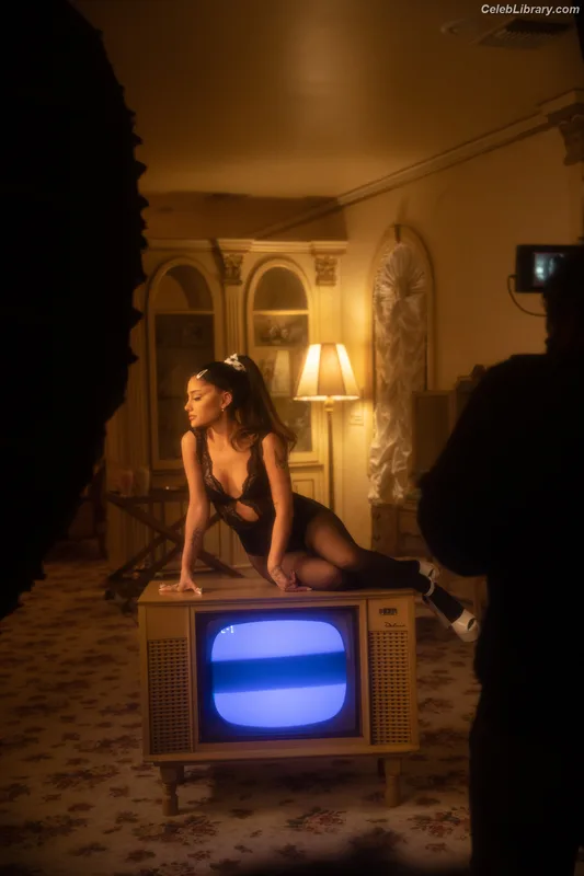 Ariana Grande photo 12 of 3118