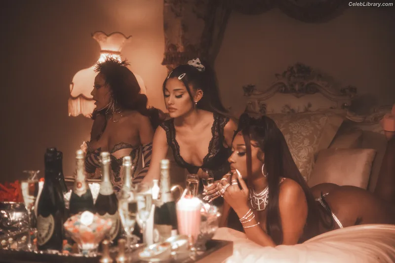 Ariana Grande photo 13 of 3118