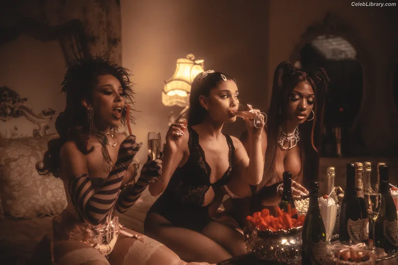 Ariana Grande photo 14 of 3118