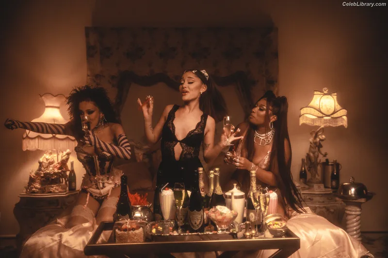 Ariana Grande photo 17 of 3118