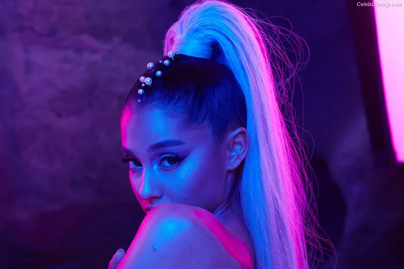 Ariana Grande photo 10 of 3118