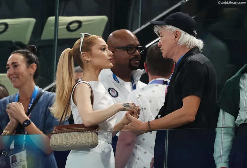 Ariana Grande photo 14 of 3118