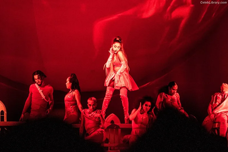 Ariana Grande photo 16 of 3118