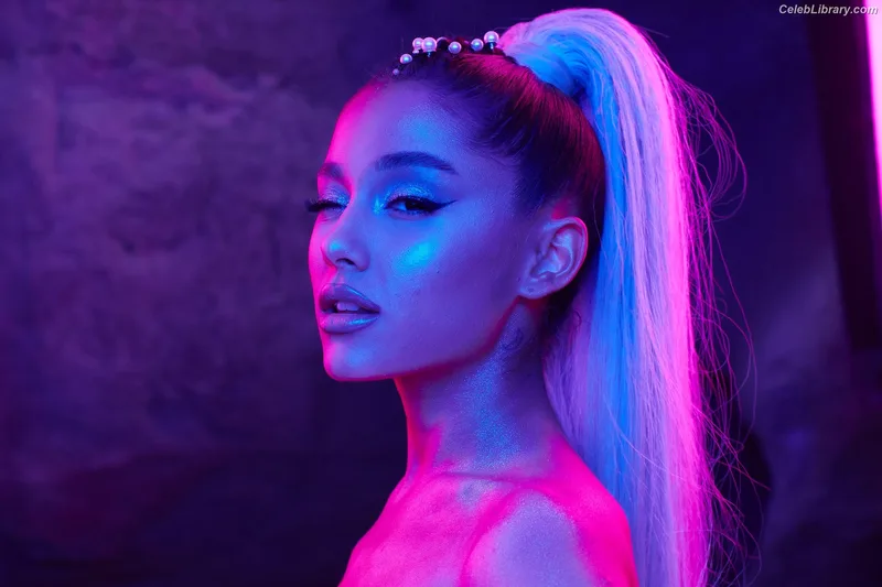 Ariana Grande photo 18 of 3118