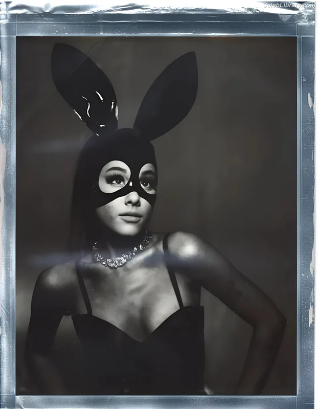 Ariana Grande photo 21 of 3118