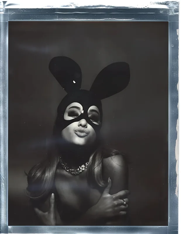Ariana Grande photo 22 of 3118