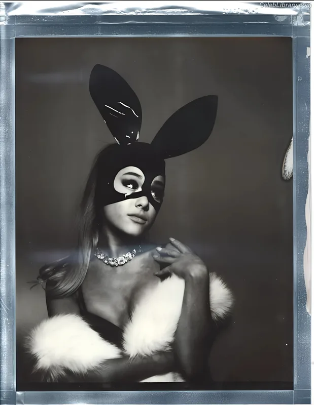 Ariana Grande photo 23 of 3118