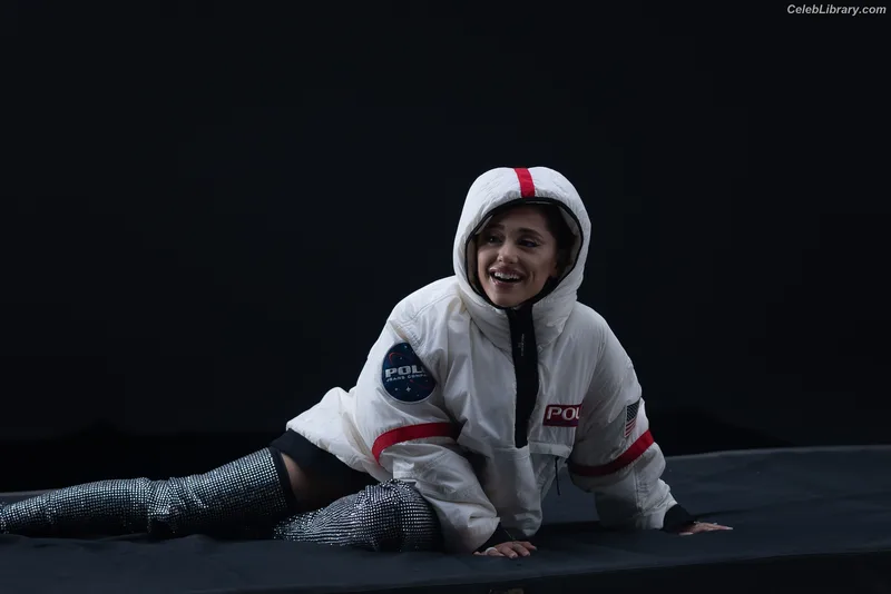 Ariana Grande photo 1 of 3118
