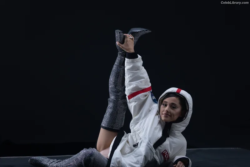 Ariana Grande photo 2 of 3118