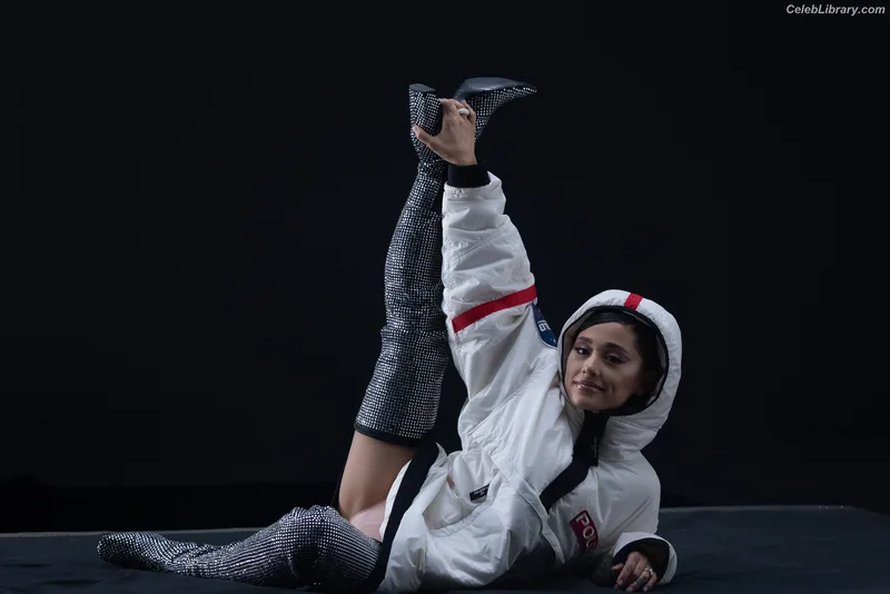 Ariana Grande photo 3 of 3118