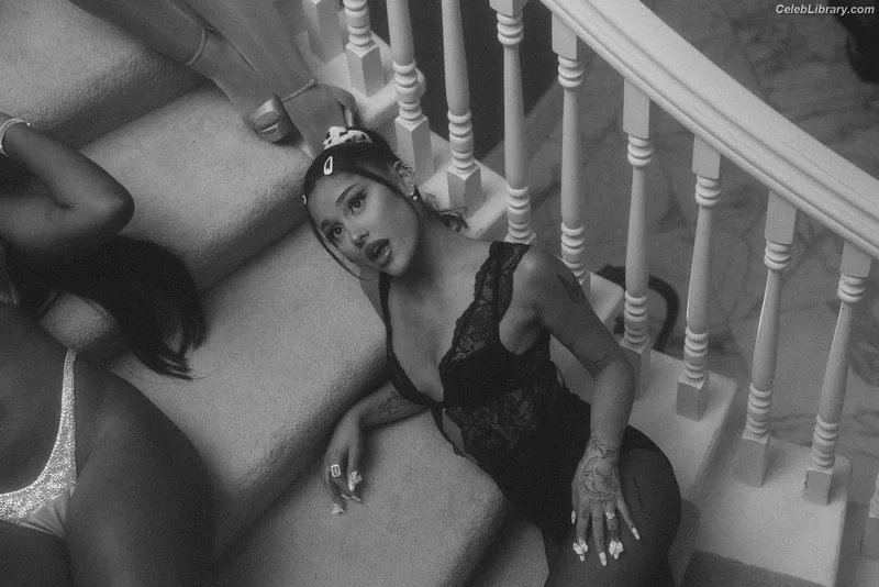 Ariana Grande photo 6 of 3118