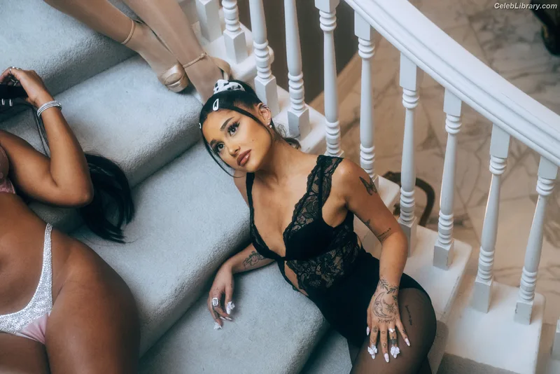 Ariana Grande photo 9 of 3118