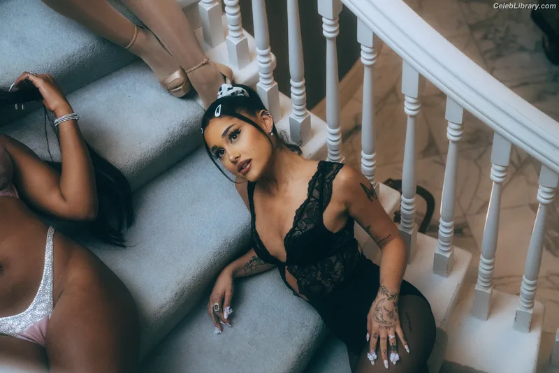 Ariana Grande photo 11 of 3118
