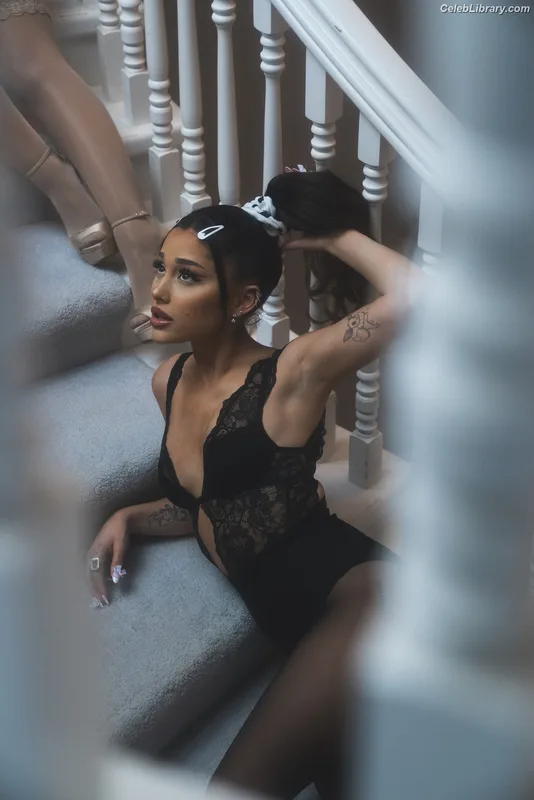 Ariana Grande photo 14 of 3118
