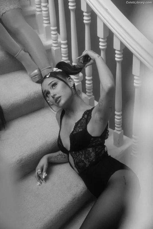 Ariana Grande photo 16 of 3118