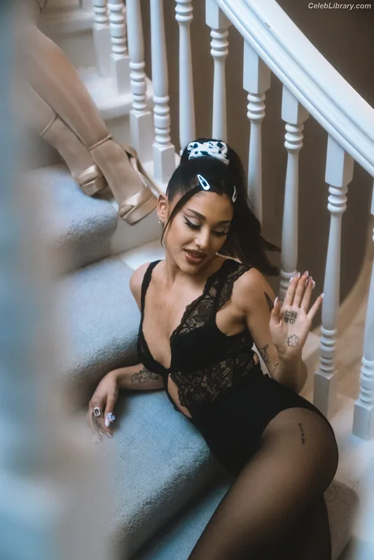 Ariana Grande photo 21 of 3118