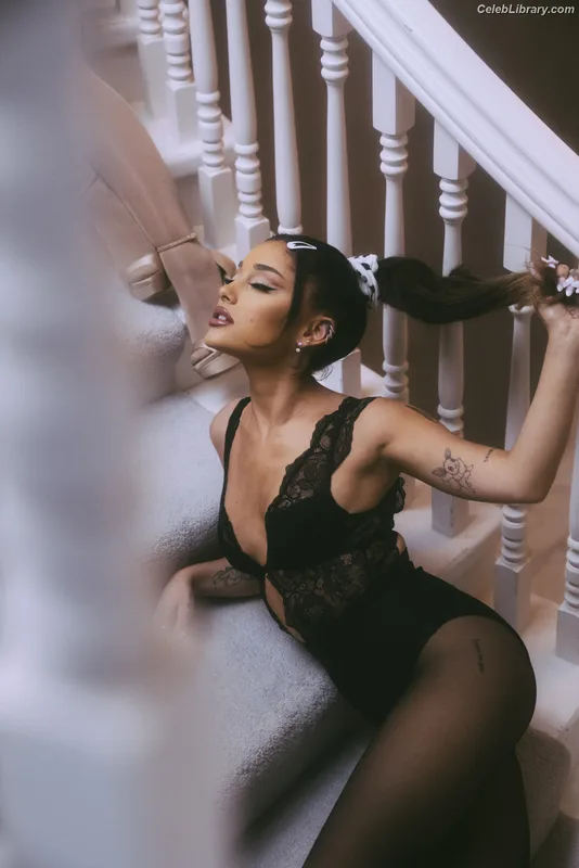 Ariana Grande photo 1 of 3118