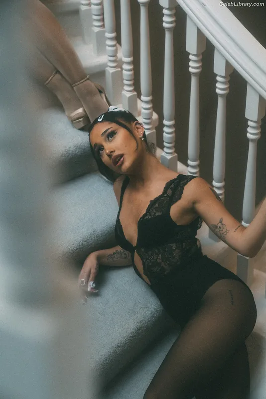 Ariana Grande photo 5 of 3118