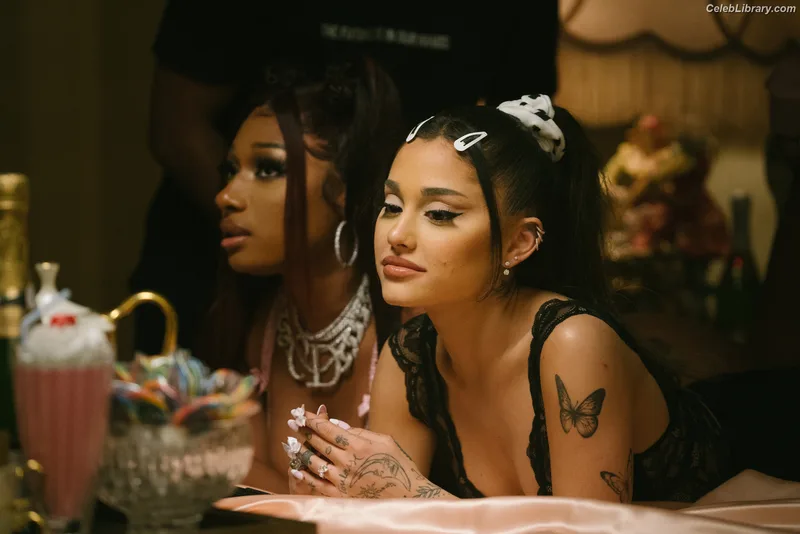 Ariana Grande photo 6 of 3118