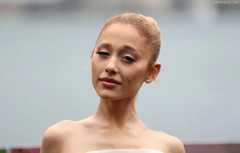 Ariana Grande photo 15 of 3118