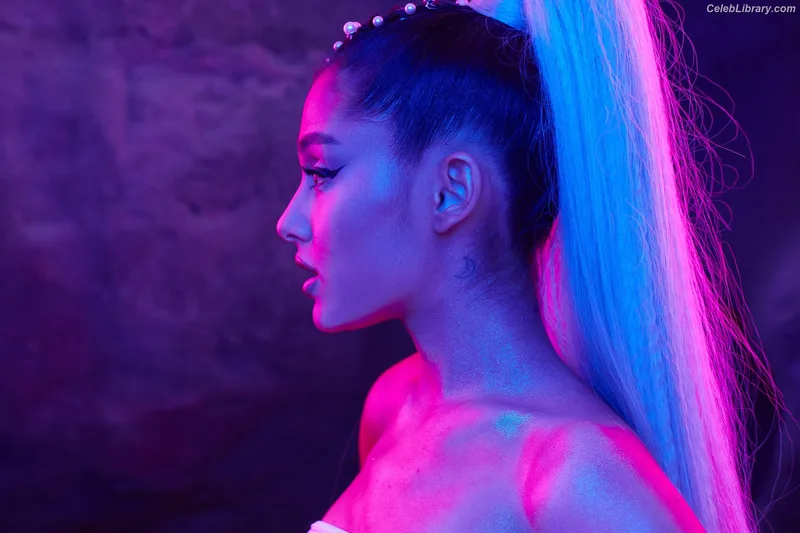Ariana Grande photo 16 of 3118