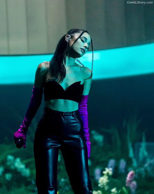 Ariana Grande photo 17 of 3118