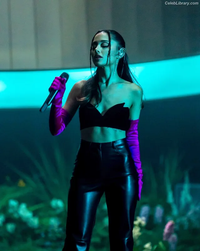 Ariana Grande photo 19 of 3118
