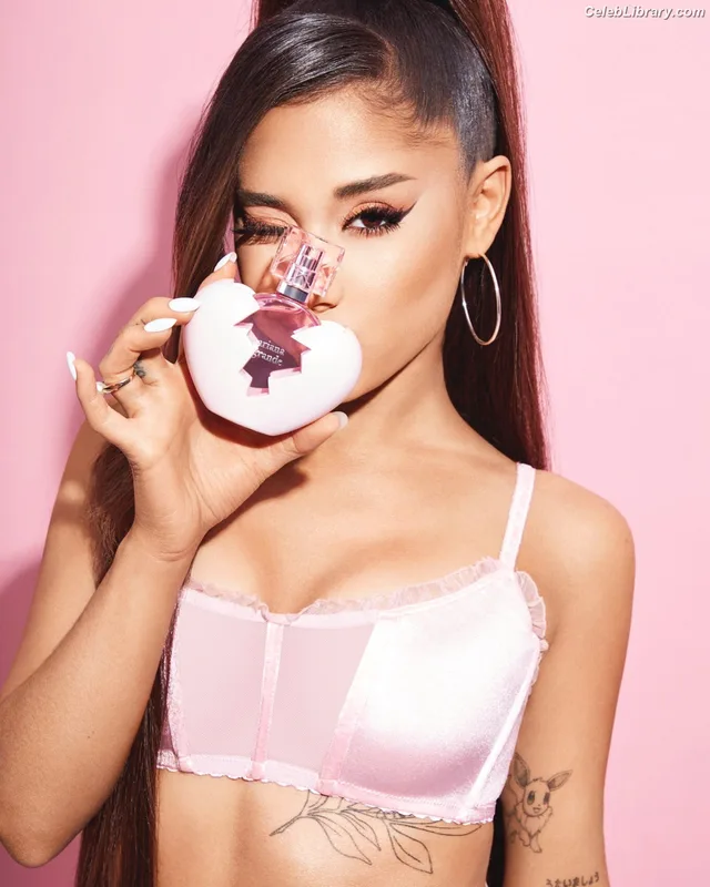 Ariana Grande photo 22 of 3118